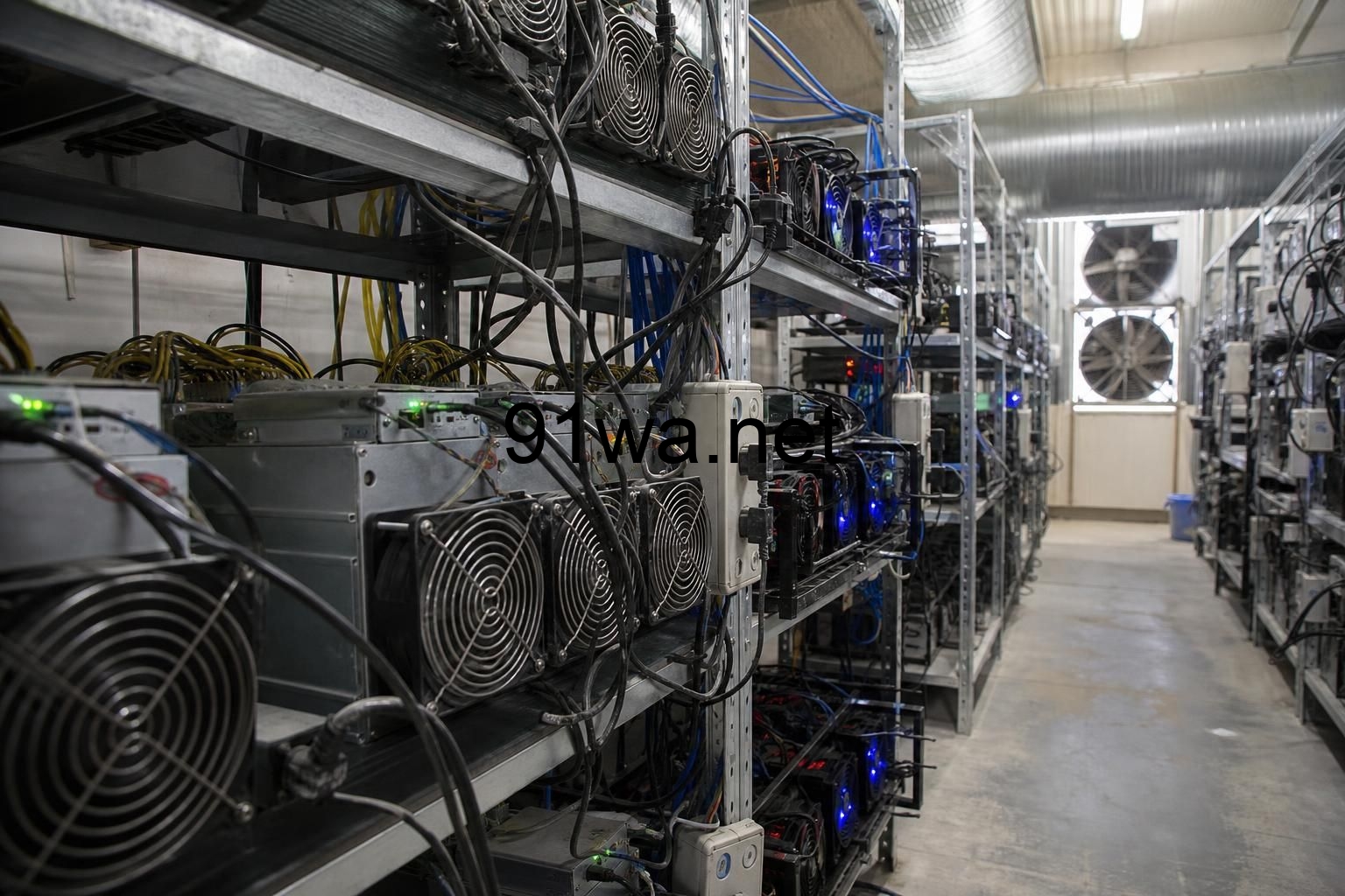 主流币横盘里暗藏分歧：BTC 稳住盘面，ETH 等方向，山寨币轮动开始挑人
