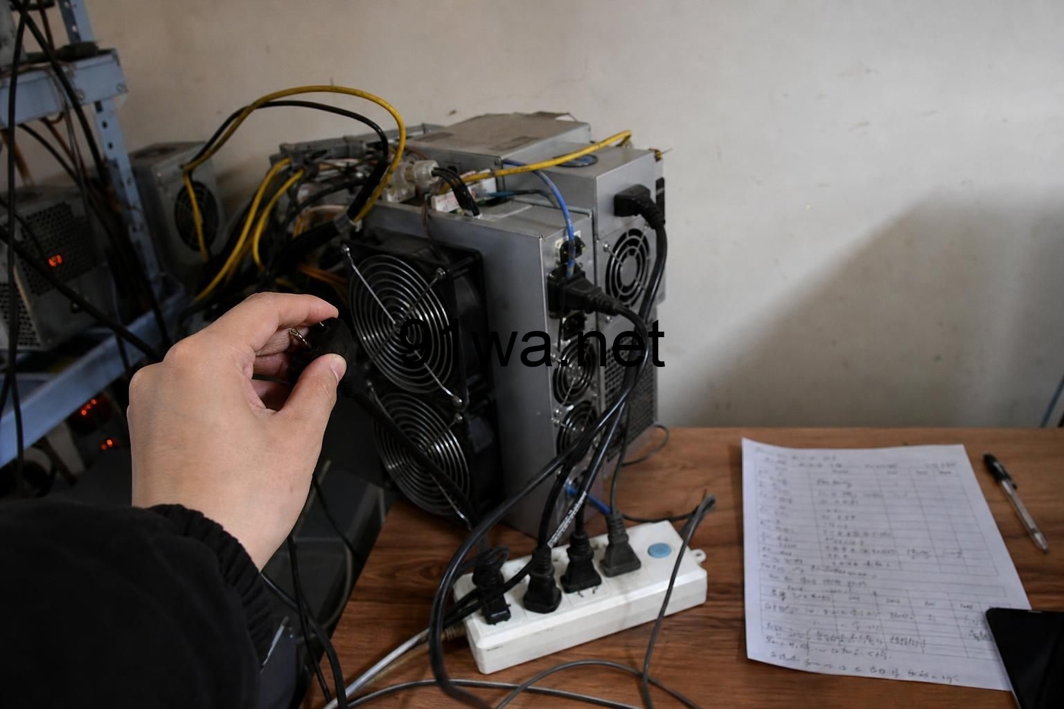 巡检第一台矿机时，新手这一周该按什么顺序排障、算账和留记录