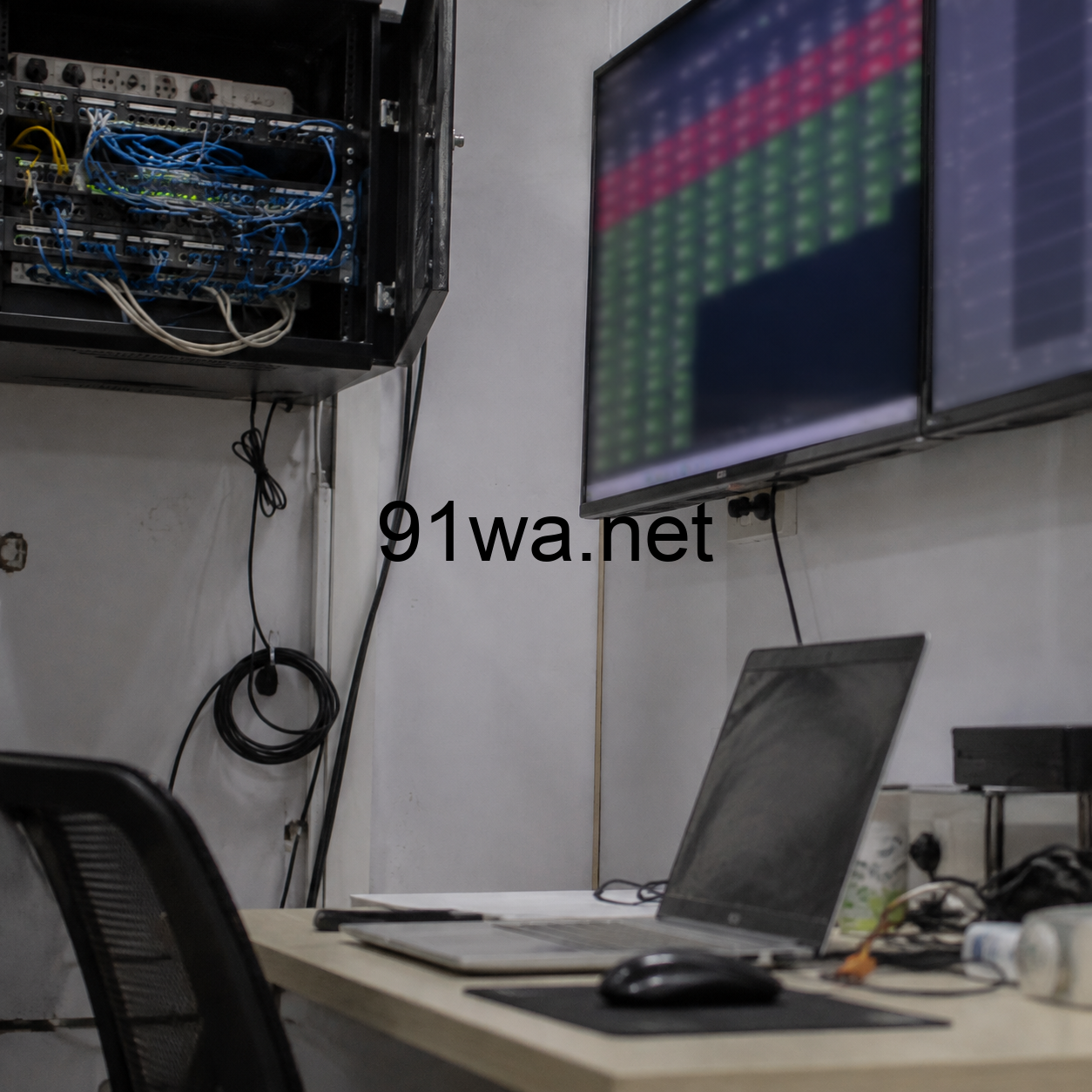 HiveOS 批量指令缺少分批验证，一次误点就可能拖停整排矿机